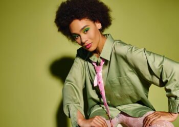 Cinco jeitos fáceis de usar camisa oversized sem errar no look