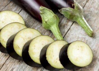 Você conhece o poder da berinjela? Conheça seus benefícios para saúde e como incluir na sua dieta