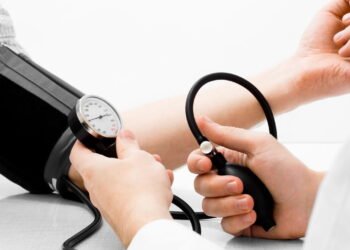 Como controlar a pressão alta após os 50 com hábitos simples