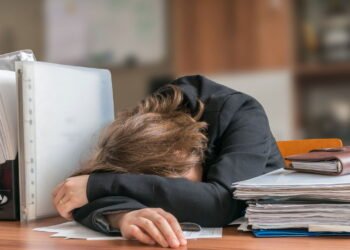 Exaustão aos 30? O burnout já virou rotina para muitos jovens