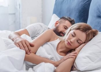 Casal dormindo bem com qualidade do sono elevada