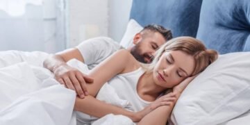 Casal dormindo bem com qualidade do sono elevada