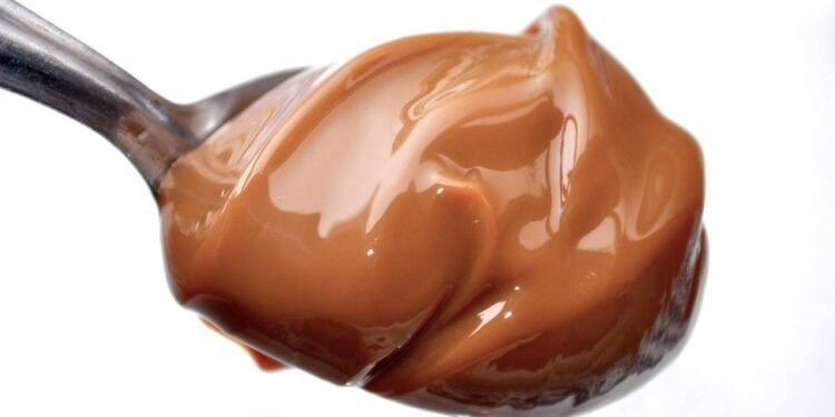 Colher com doce de leite caramelizado - Créditos: depositphotos.com / jopstock