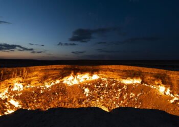 Essa cratera está queimando a mais de 50 anos e é conhecida como "portão do inferno"