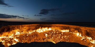 Essa cratera está queimando a mais de 50 anos e é conhecida como "portão do inferno"