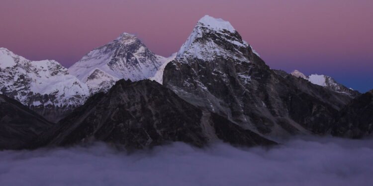 Você sabia que há uma montanha submersa maior que o Everest no fundo do mar?