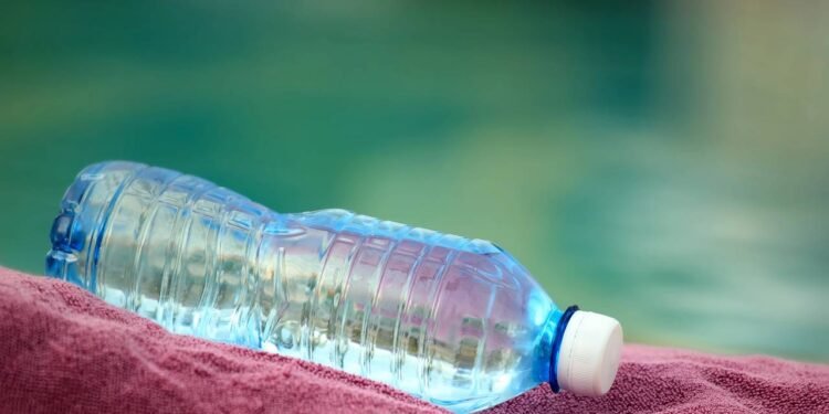 Garrafa pet com água