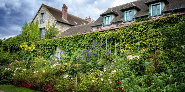 Por que essa vila francesa se tornou o destino perfeito para amantes por arte?