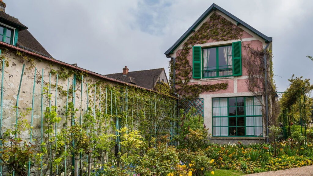 Por que essa vila francesa se tornou o destino perfeito para amantes por arte?