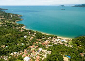 Quer fugir do caos urbano? A ilha que você sonha existe em SP!