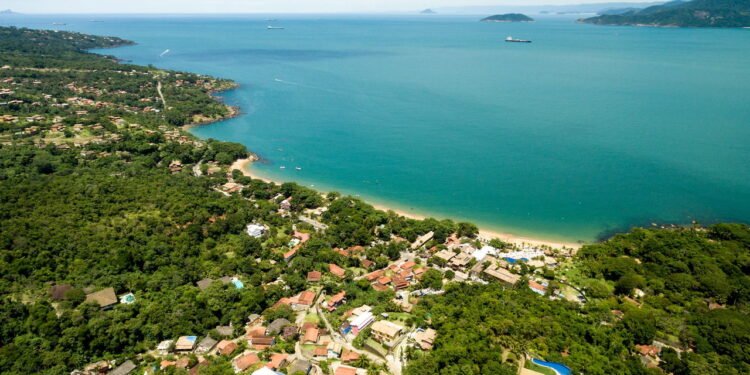 Quer fugir do caos urbano? A ilha que você sonha existe em SP!