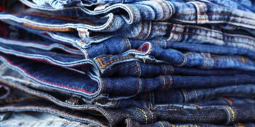 O jeans largo voltou à moda e já virou peça queridinha da estação