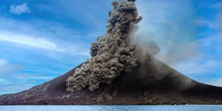 O som mais alto da história! Explosão do vulcão Krakatoa pode ser ouvida do outro lado do planeta
