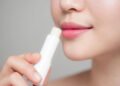O que causa rachaduras nos lábios e como evitar de forma natural