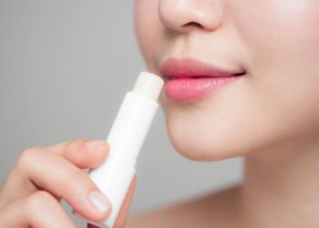 O que causa rachaduras nos lábios e como evitar de forma natural