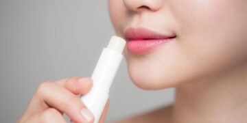 O que causa rachaduras nos lábios e como evitar de forma natural