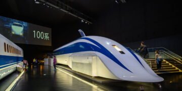 China desenvolve trem flutuante que alcança 600 km/h usando levitação magnética