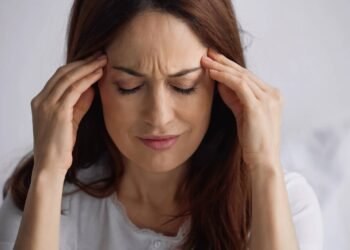 Mulher com crises de enxaqueca