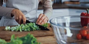 Mulher cortando vegetais