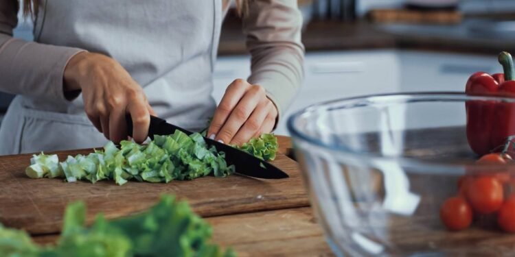 Mulher cortando vegetais