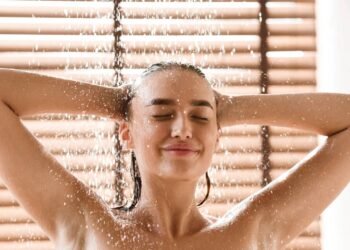 Mulher lavando cabelos enquanto toma banho