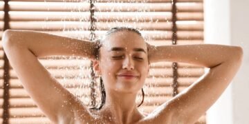 Mulher lavando cabelos enquanto toma banho