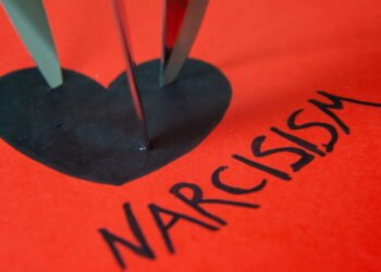 Como identificar um narcisista segundo psicóloga de Harvard