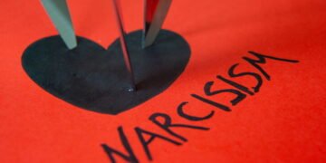 Como identificar um narcisista segundo psicóloga de Harvard