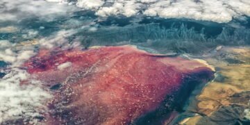 Você sabia que existe um lago tão salgado que nenhum ser vivo sobrevive nele?