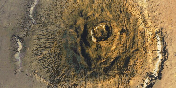 Conheça o maior vulcão do Sistema Solar! Ele é três vezes maior que o Monte Everest