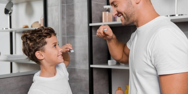 Pai e filho em rotina de escovar os dentes