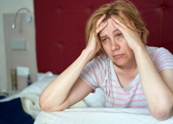 Por que dormir bem fica mais difícil depois dos 50 anos?