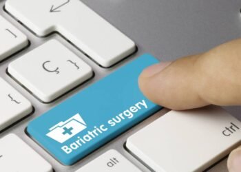 Pessoa pressionando botão no teclado que representa cirurgia bariátrica