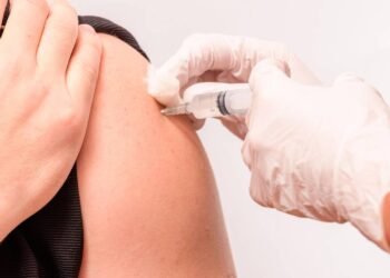 Pessoa sendo vacinada