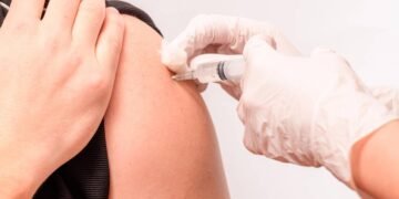 Pessoa sendo vacinada