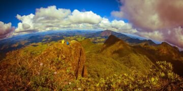 O pôr do sol mais bonito de Minas está te esperando no alto dessa pedra