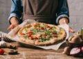 Você conhece a origem da pizza? Veja 5 curiosidades sobre um dos alimentos mais amados do mundo