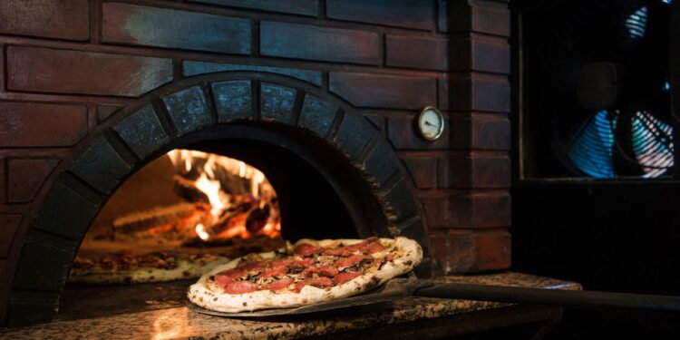 Você conhece a origem da pizza? Veja 5 curiosidades sobre um dos alimentos mais amados do mundo