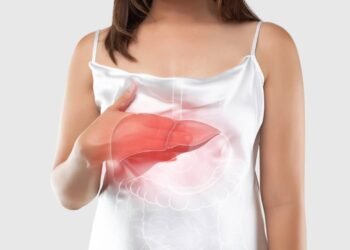 Representação 3d de um fígada destacado a frente do corpo de uma mulher