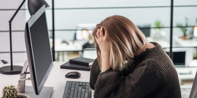 Mulher esgotada - Créditos: depositphotos.com / VadimVasenin