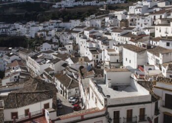 Cidade esculpida nas rochas vira destino queridinho na Espanha
