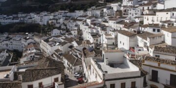 Cidade esculpida nas rochas vira destino queridinho na Espanha