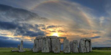 Pesquisadores revelam nova teoria sobre a pedra mais enigmática do monumento de Stonehenge