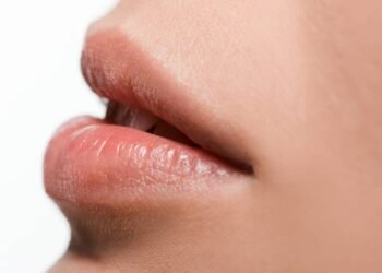 Vista de perto dos lábios de uma mulher