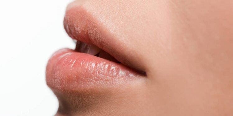 Vista de perto dos lábios de uma mulher