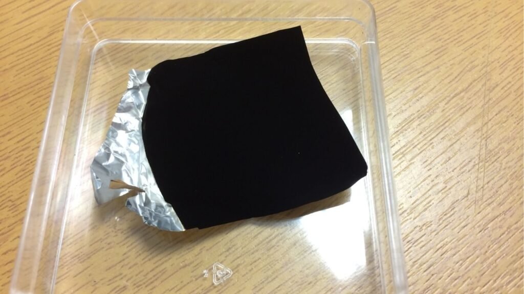 Vantablack é o material mais escuro já criado pelo ser humano e pode absorver 99,96% da luz