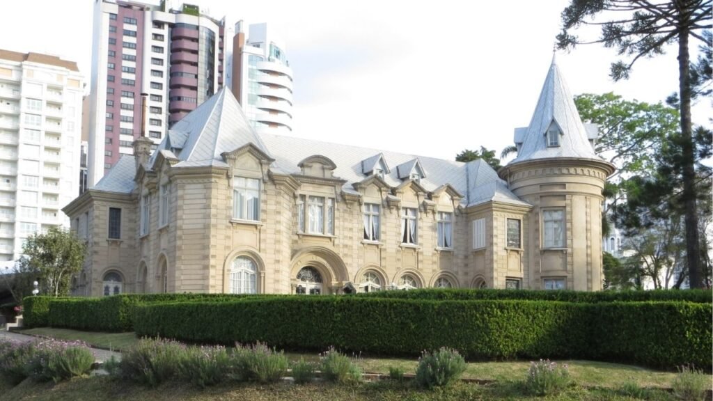 Conheça os castelos escondidos no Brasil que parecem ter saído da Europa