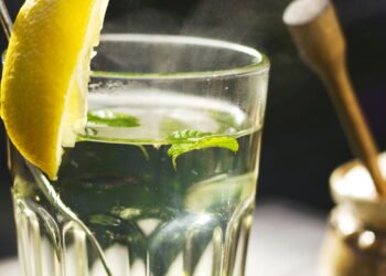 Água com limão em jejum? Quais são as propriedades de beber com o estômago vazio