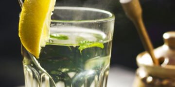 Água com limão em jejum? Quais são as propriedades de beber com o estômago vazio