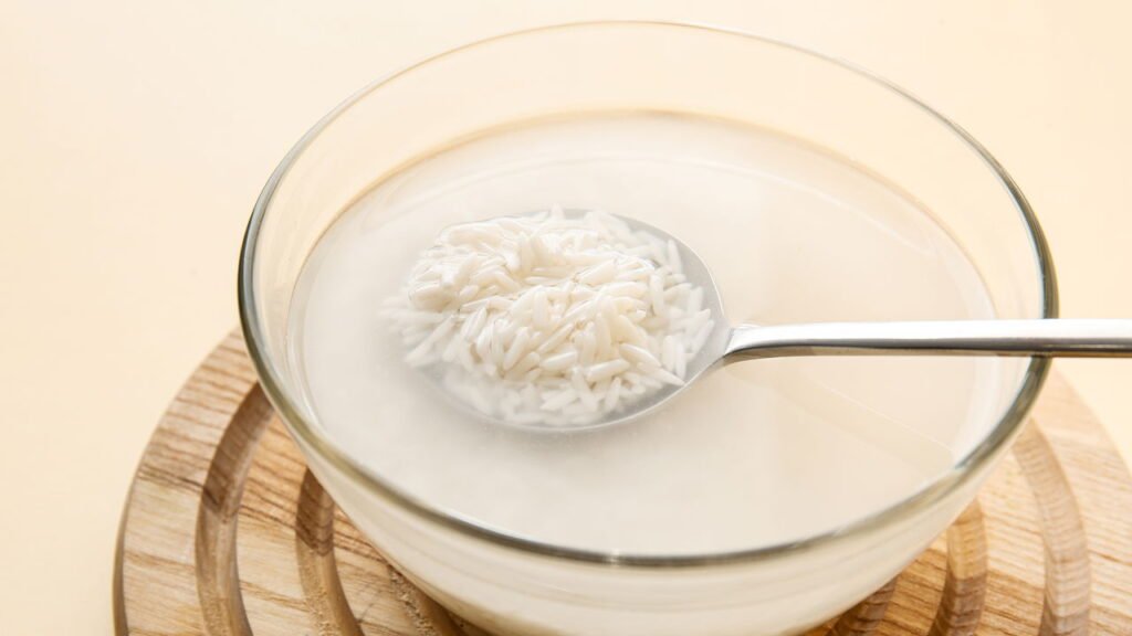 Como a água de arroz fermentada pode turbinar o crescimento de suas plantas